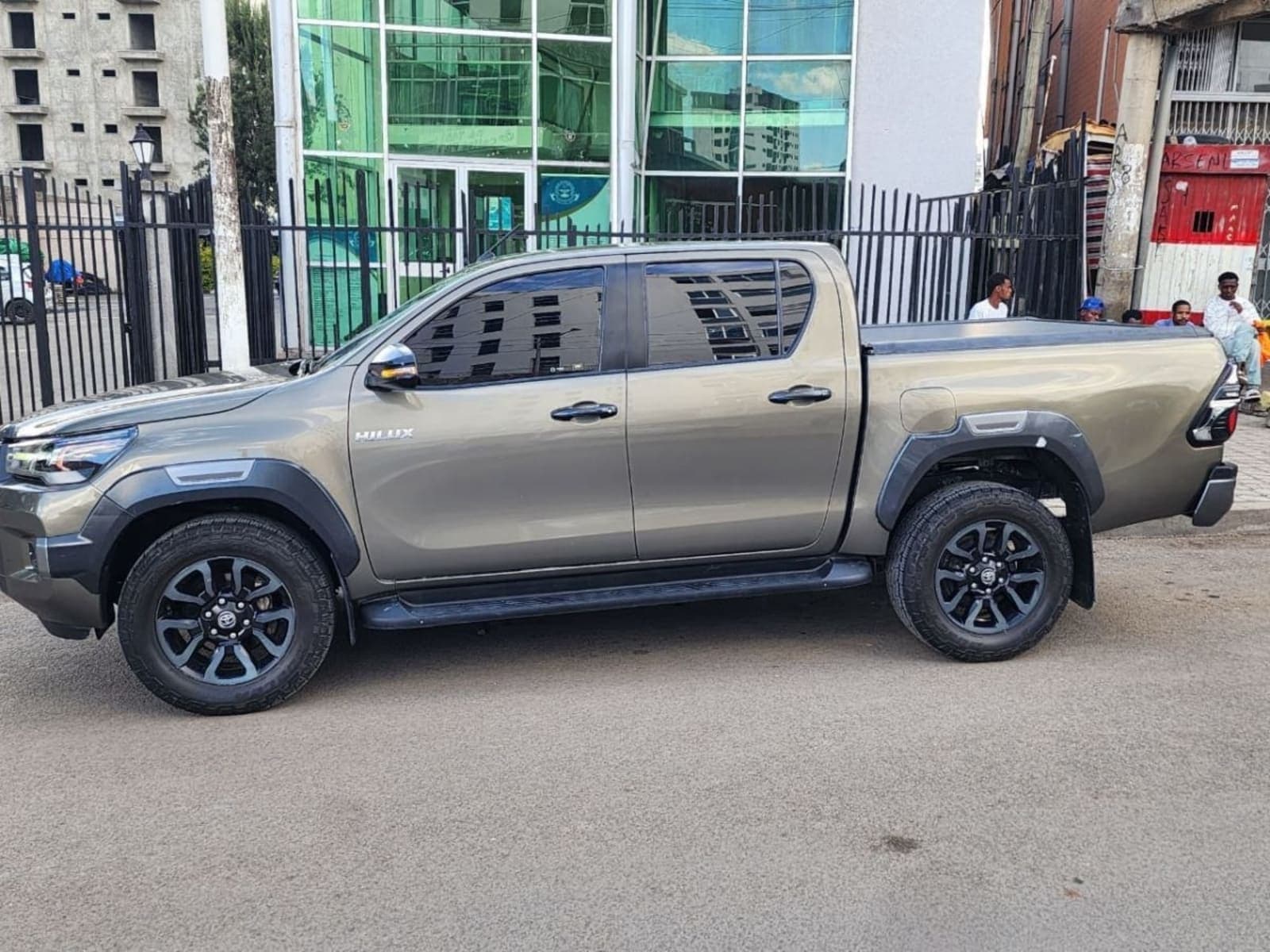 2021 Toyota Hilux Invincible — photo 2