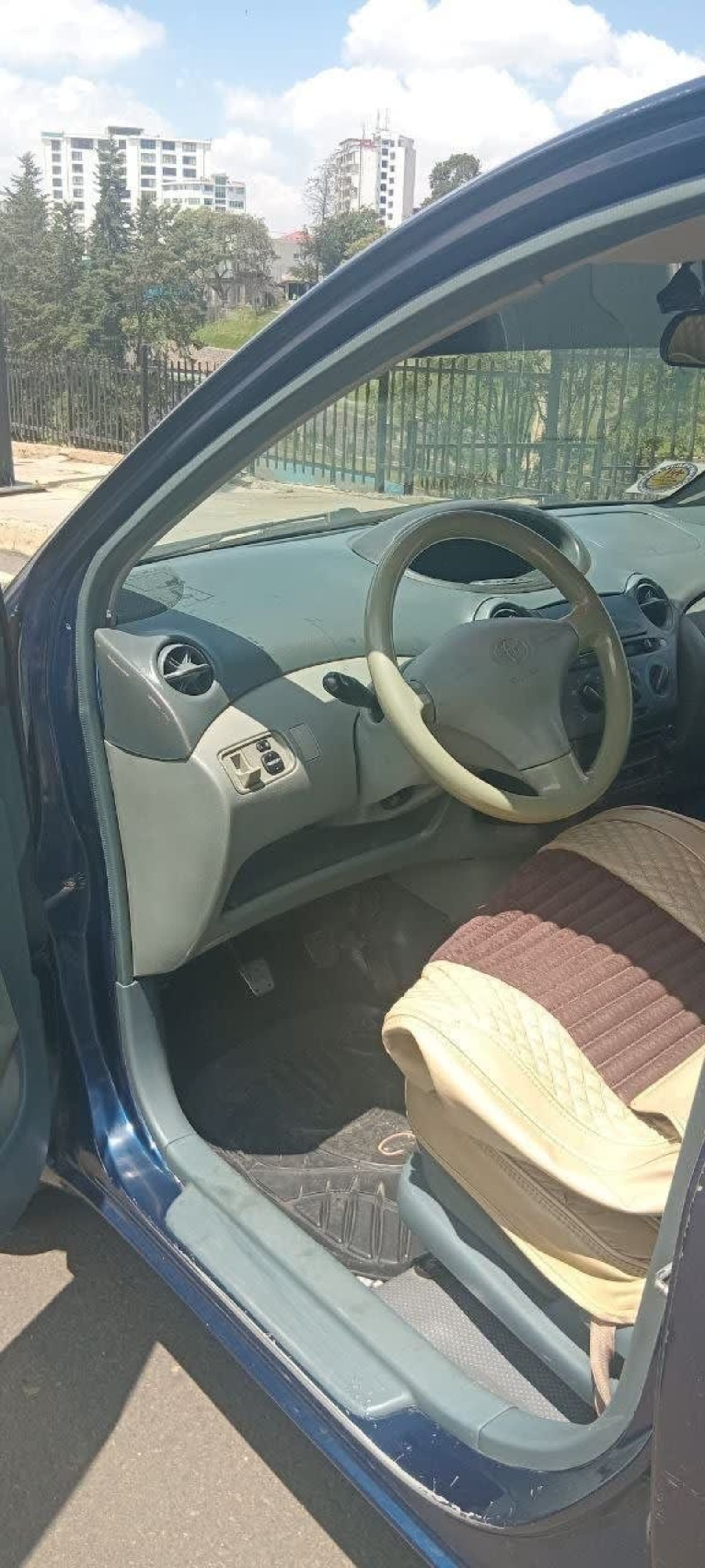 2001 Toyota Vitz — photo 2