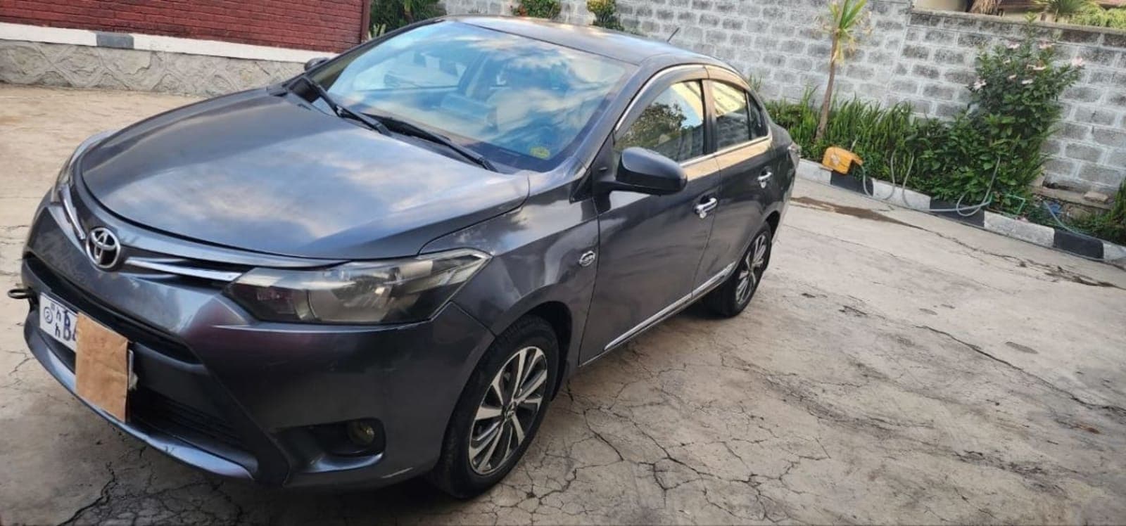 2015 Toyota Yaris Sedan — photo 5