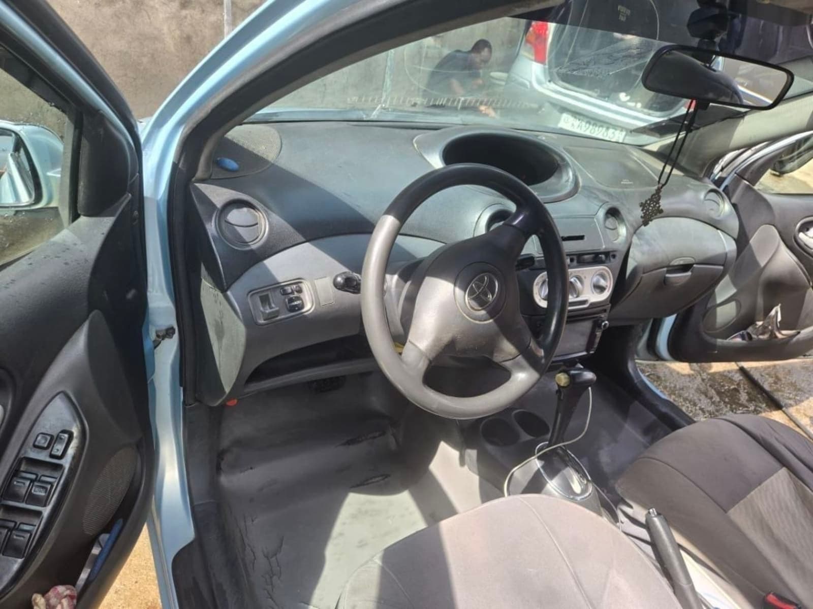 2004 Toyota vitz — photo 4