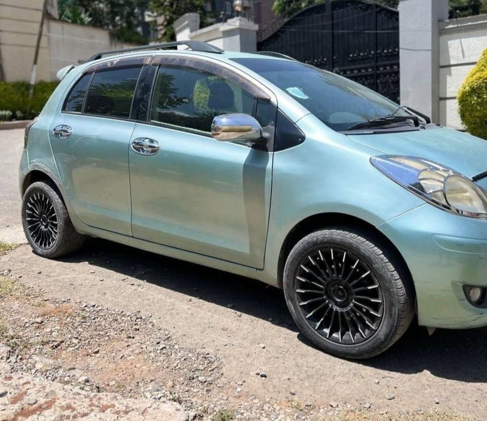 2010 Toyota Yaris compact — photo 4