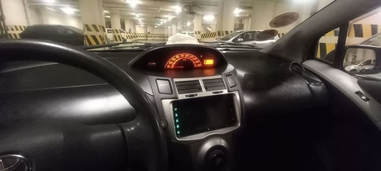 2010 Toyota Yaris — photo 2