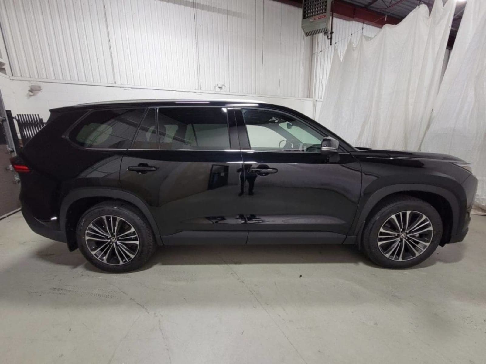 2025 Toyota Grand Highlander Hybrid MAX Platinum — photo 4