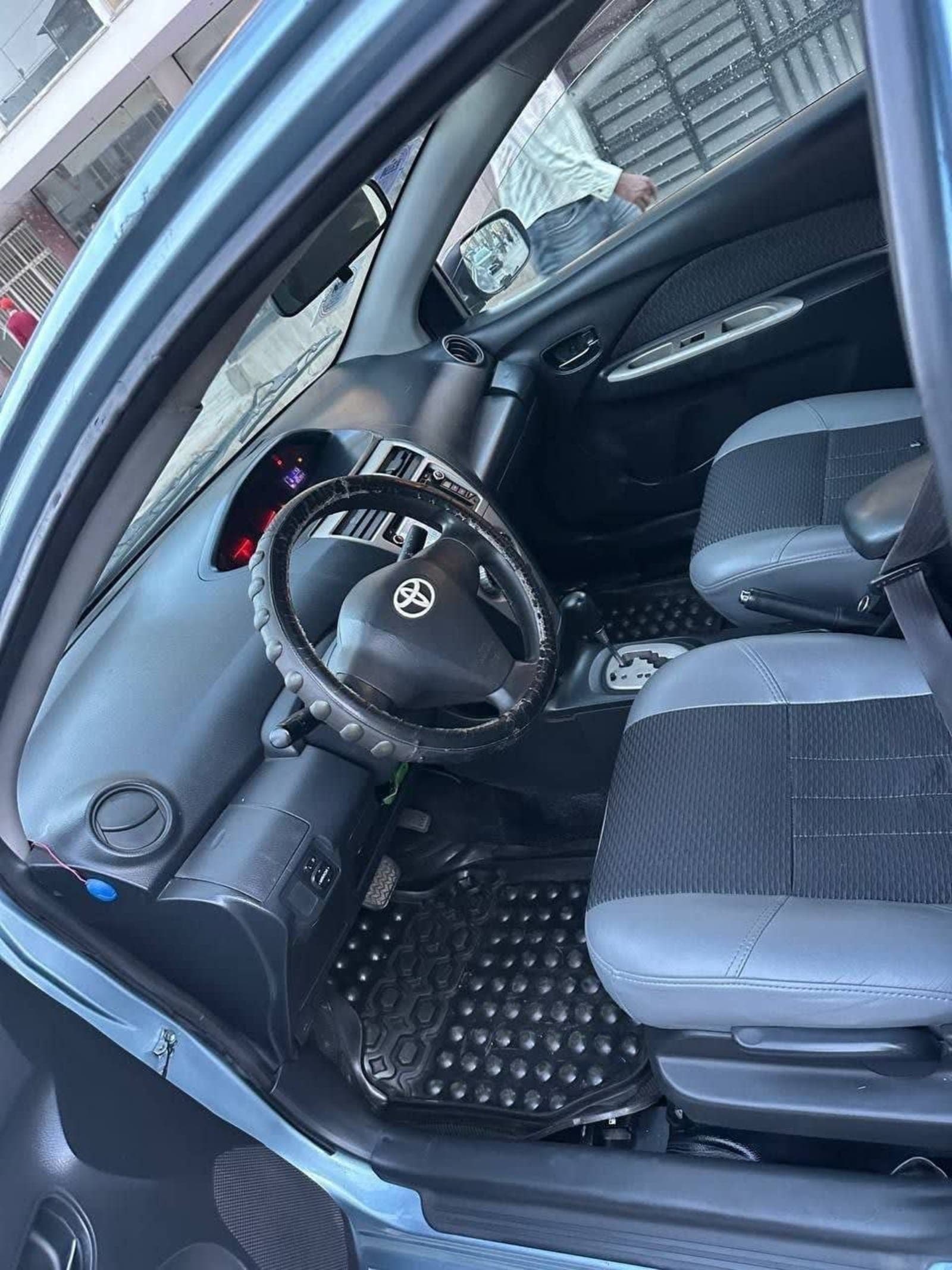 2008 Toyota Yaris Sedan — photo 2