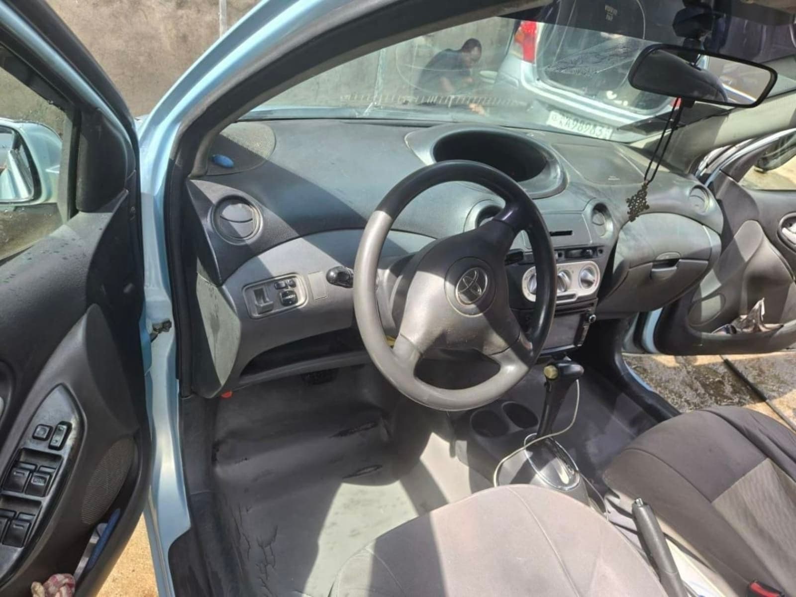 2004 Toyota Vitz — photo 4