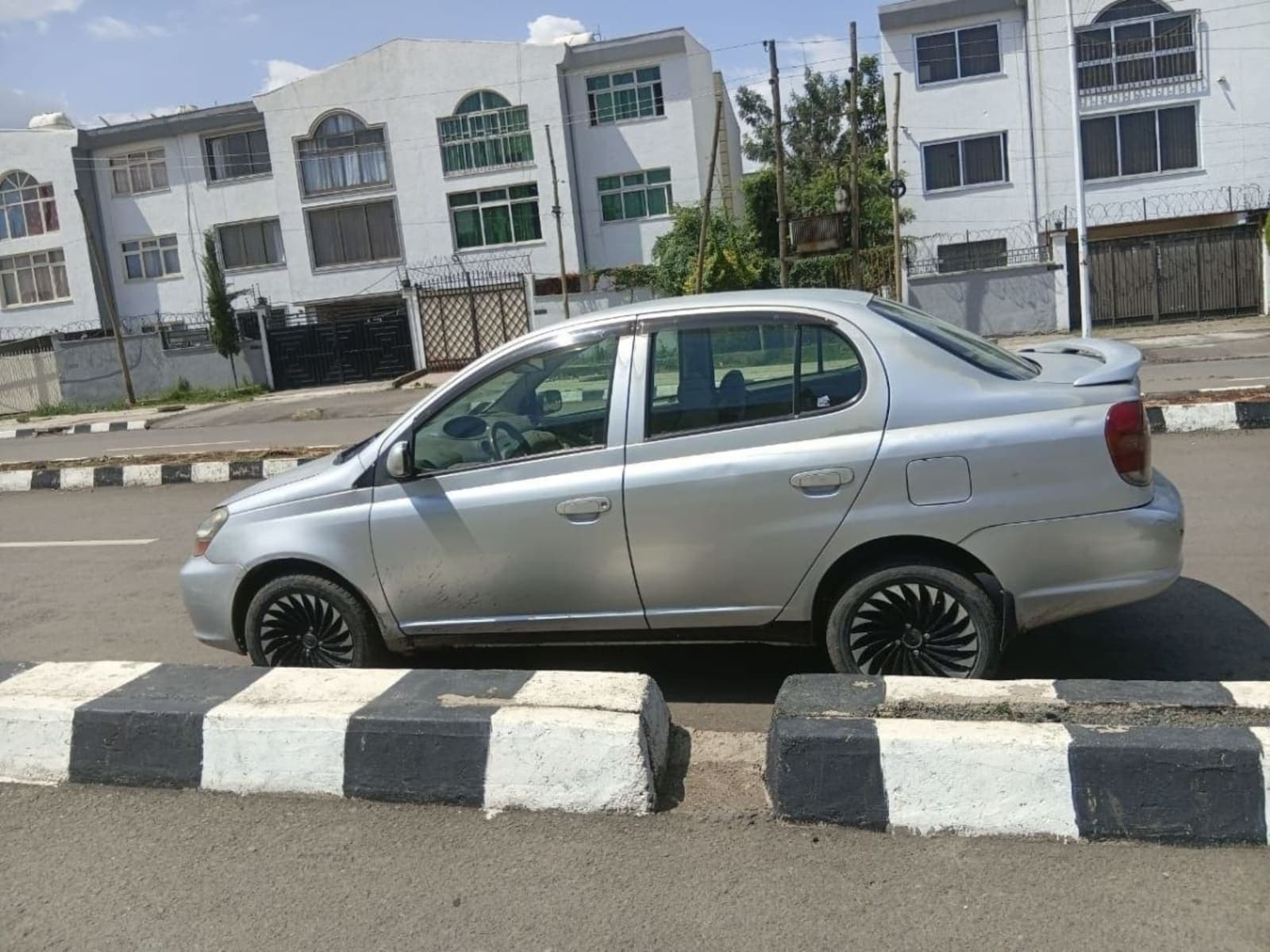 2005 Toyota Platz — photo 2